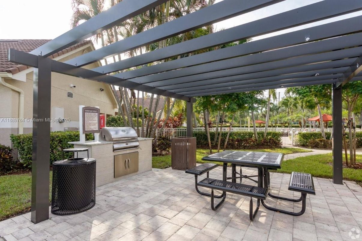 Exterior, Outdoor Kitchen