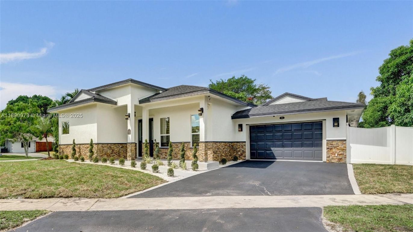 Attached, Exterior, Facade, Ranch
