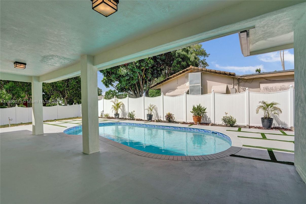Exterior, Pool