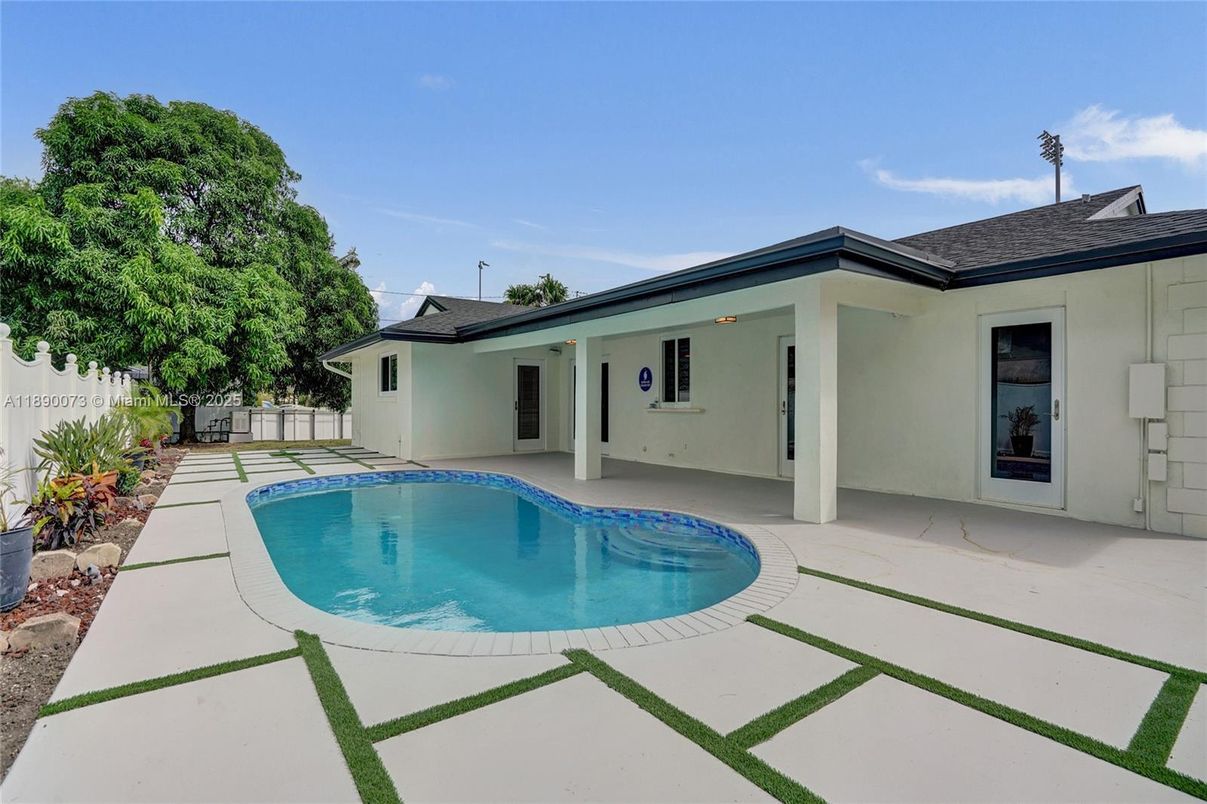Exterior, Pool