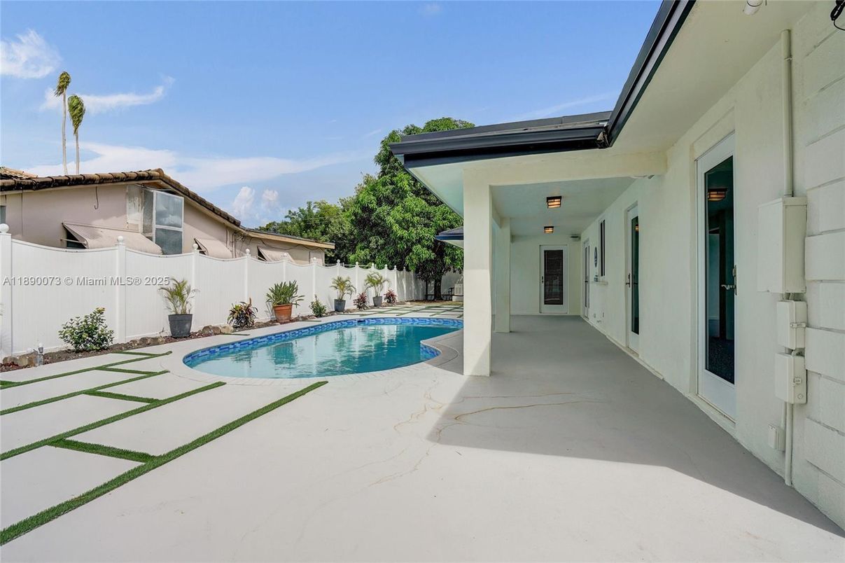 Exterior, Pool