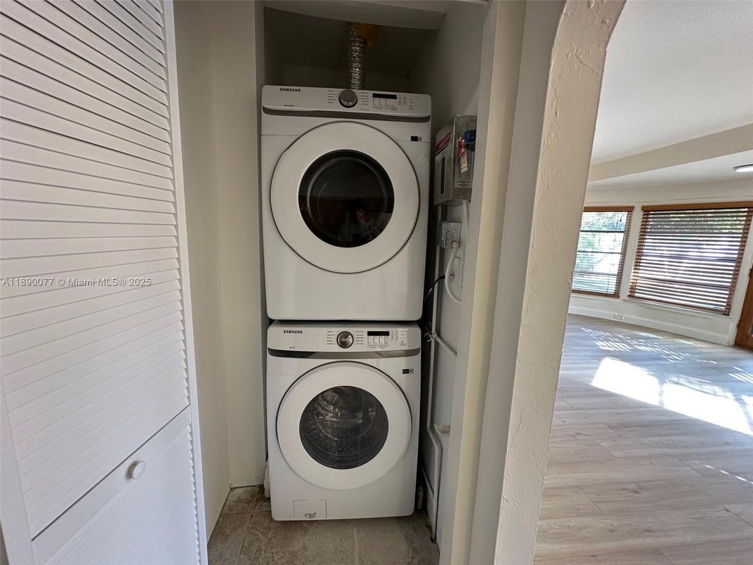 Interior, Utility Closets, Washer, Wood Texture Flooring
