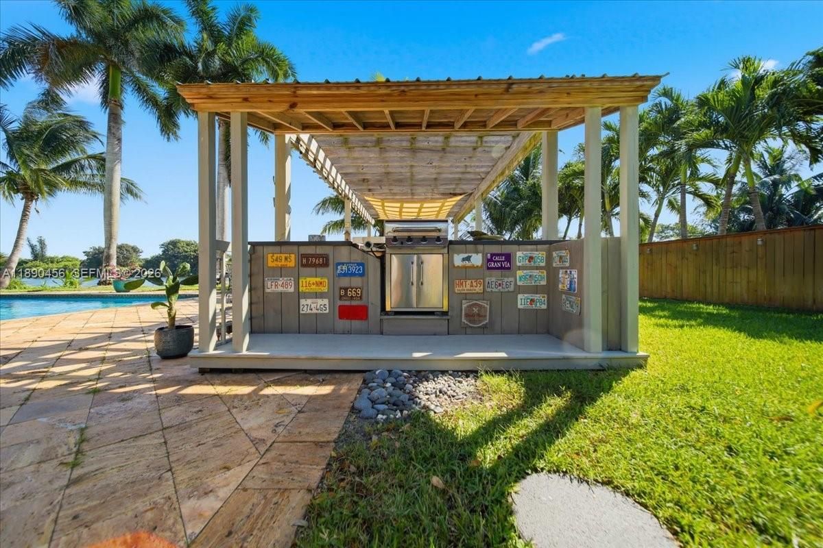Exterior, Outdoor Kitchen, Pool