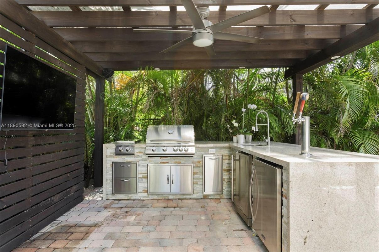 Exterior, Outdoor Kitchen