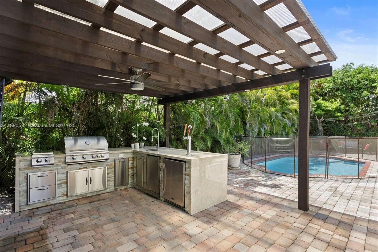 Exterior, Outdoor Kitchen, Pool