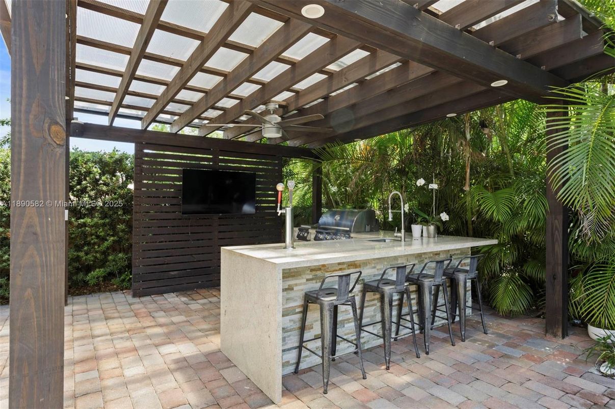 Exterior, Outdoor Kitchen