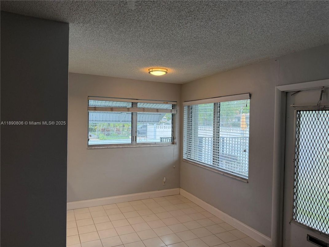 Empty room, Interior