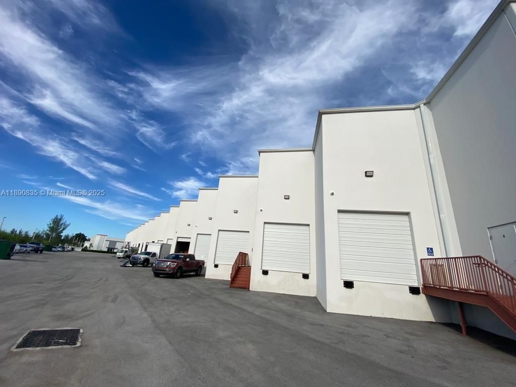 Attached, Exterior, Facade, None