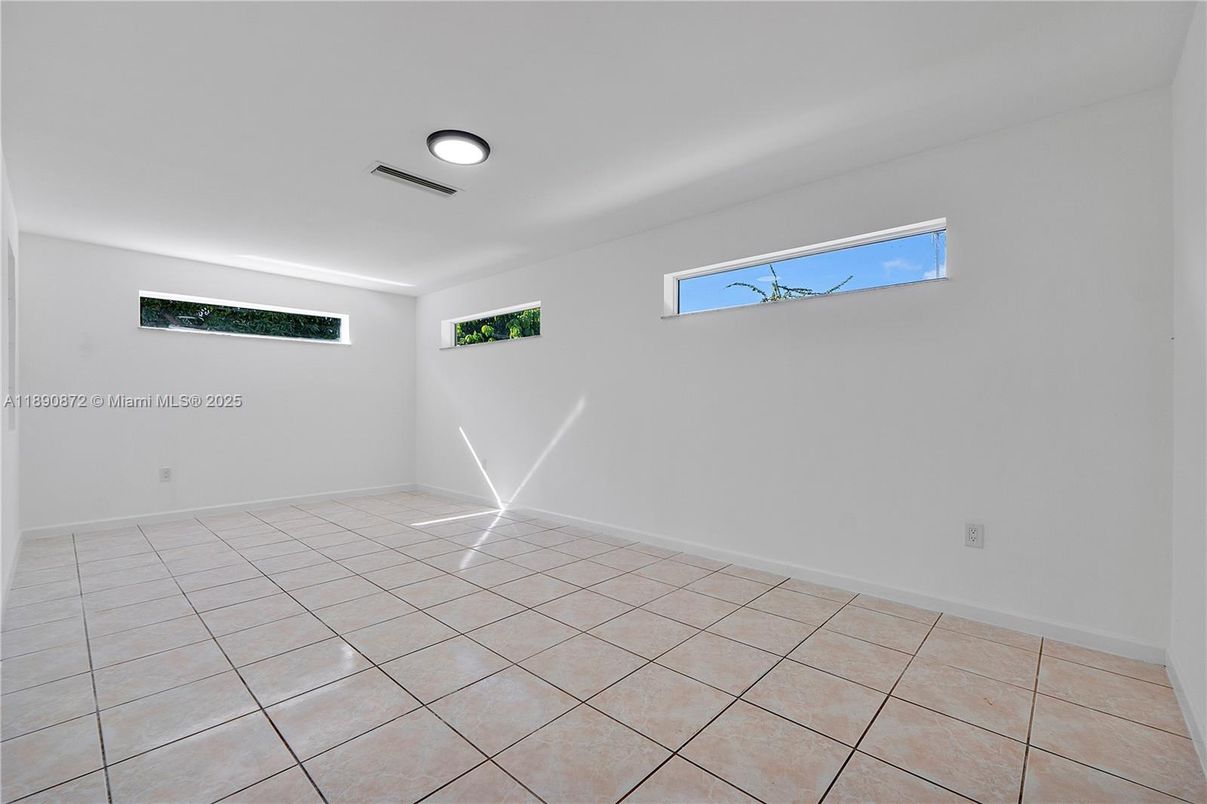 Empty room, Interior