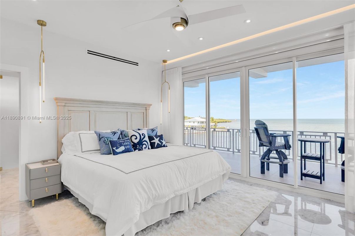 Bedroom, Interior, Recessed Lighting, Water