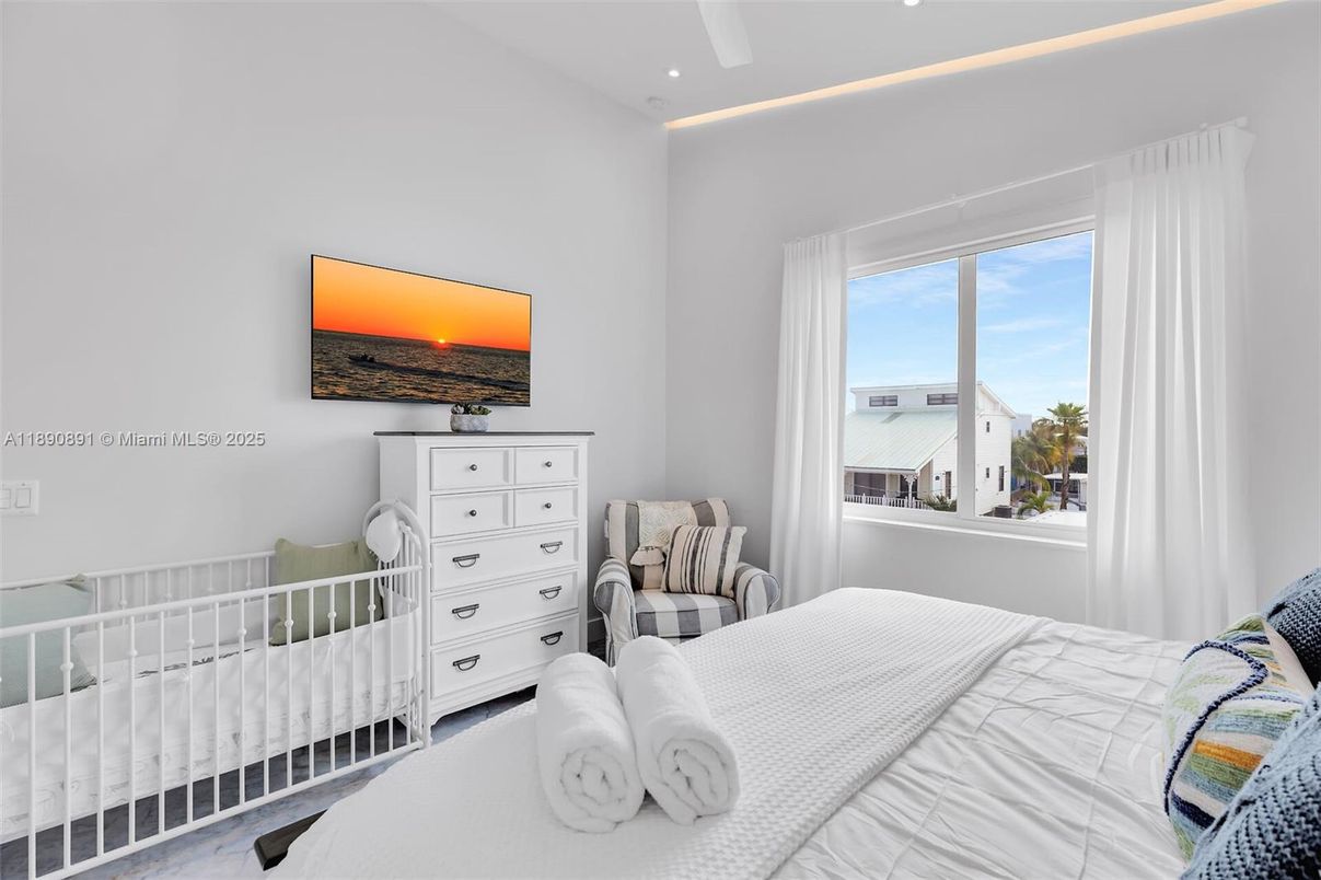 Bedroom, Interior, Recessed Lighting, Water