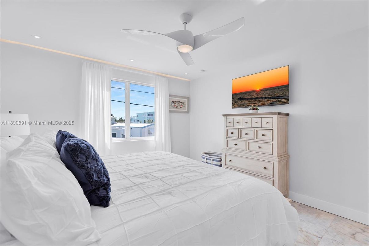 Bedroom, Interior, Recessed Lighting, Water