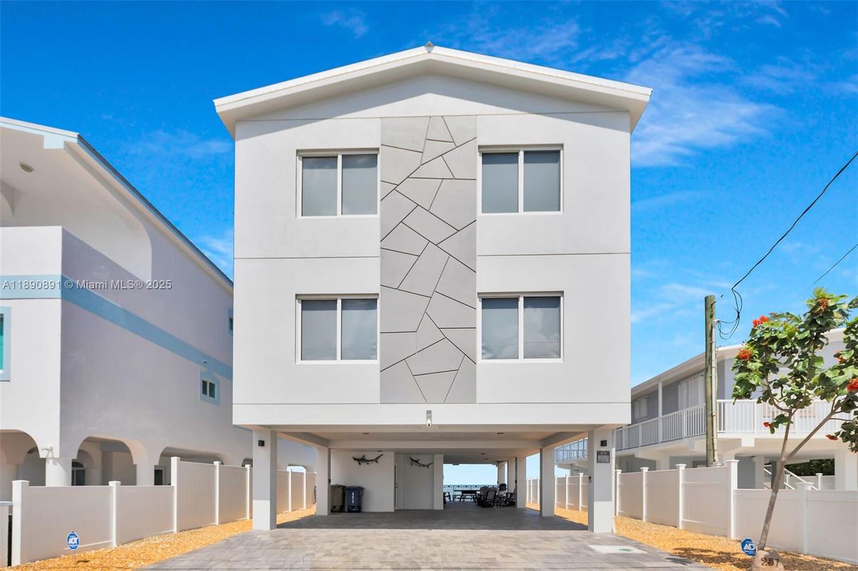 Exterior, Facade, Rowhouse