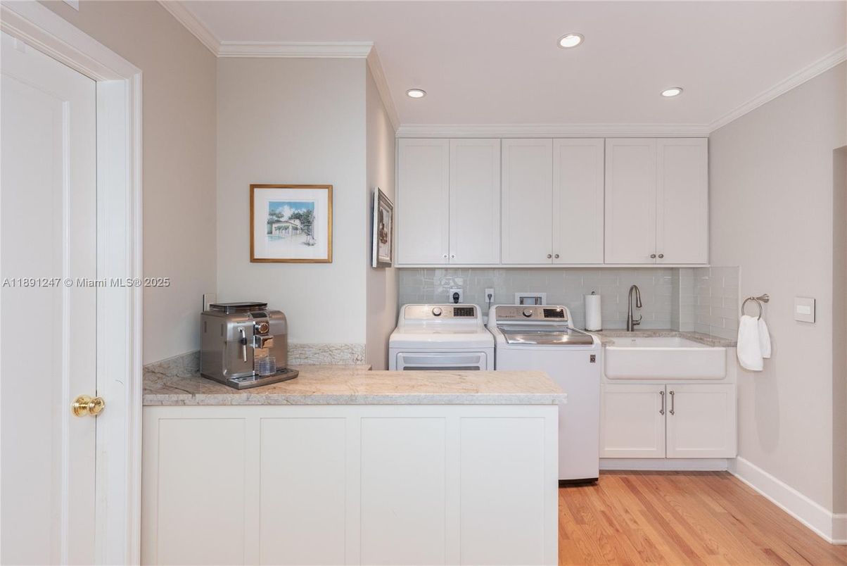 Interior, Recessed Lighting, Washer, Wood Texture Flooring