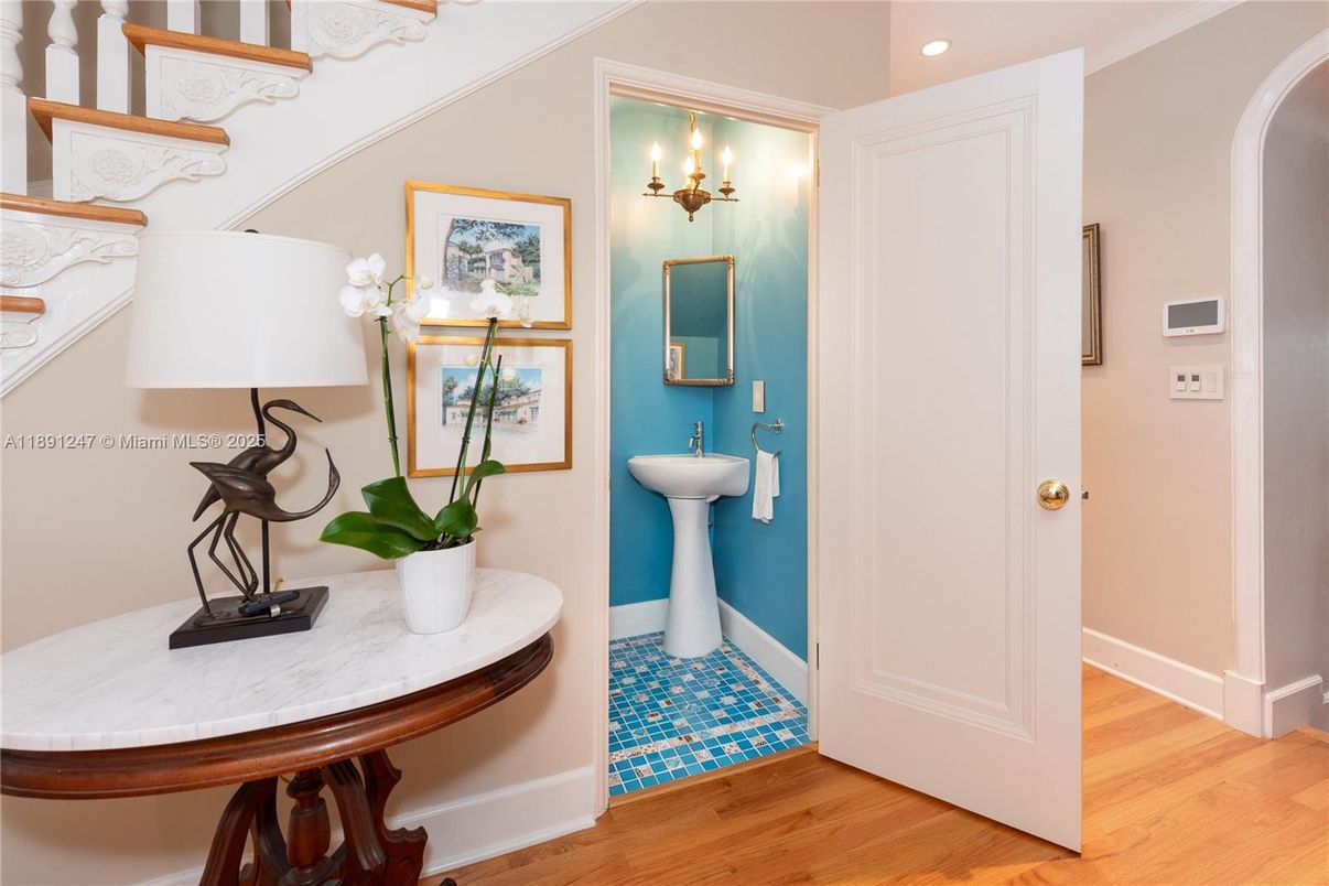 Interior, Recessed Lighting, Wood Texture Flooring