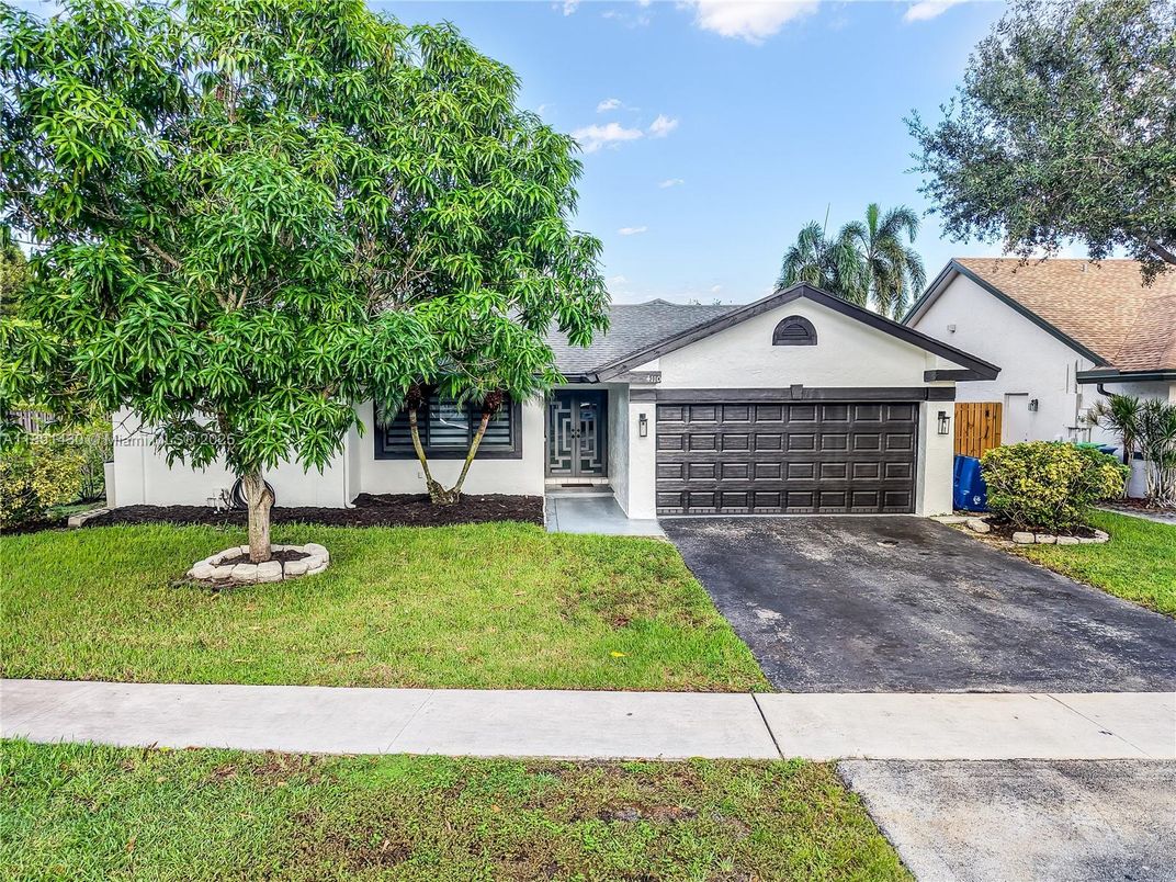 Attached, Exterior, Facade, Ranch