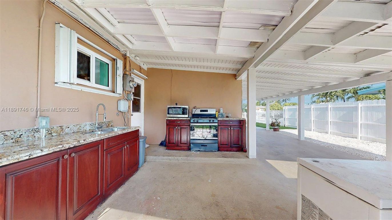 Exterior, Outdoor Kitchen