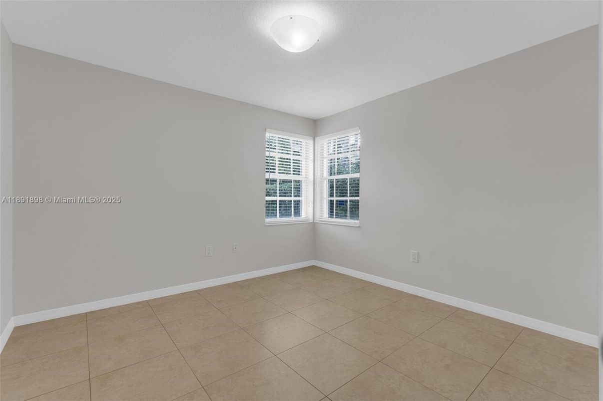 Empty room, Interior