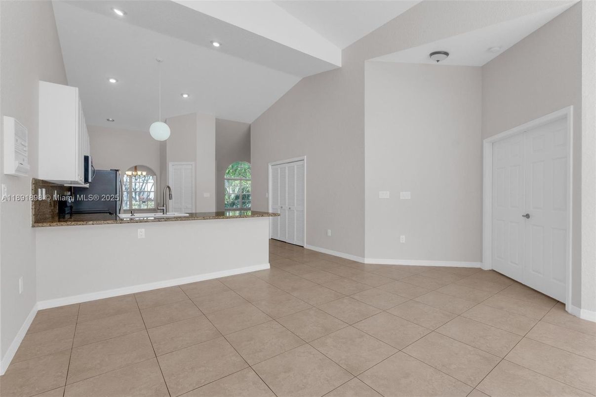 Empty room, Interior, Pendant Lights, Recessed Lighting