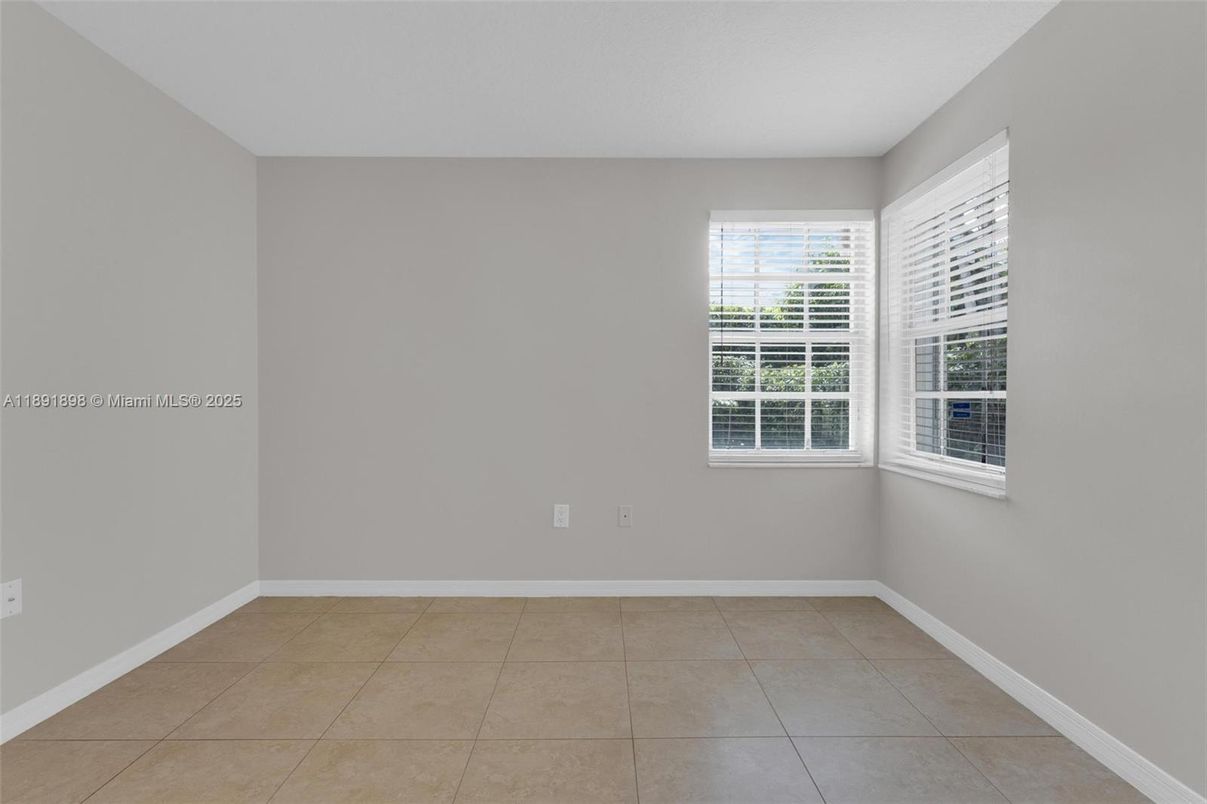 Empty room, Interior