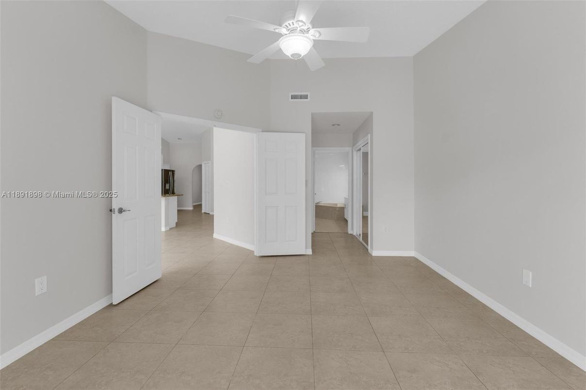 Empty room, Interior