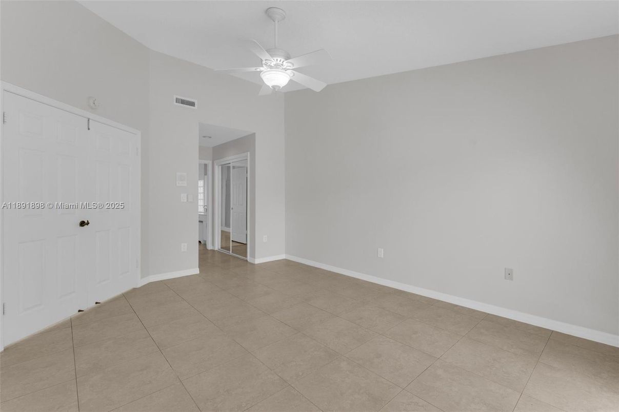 Empty room, Interior