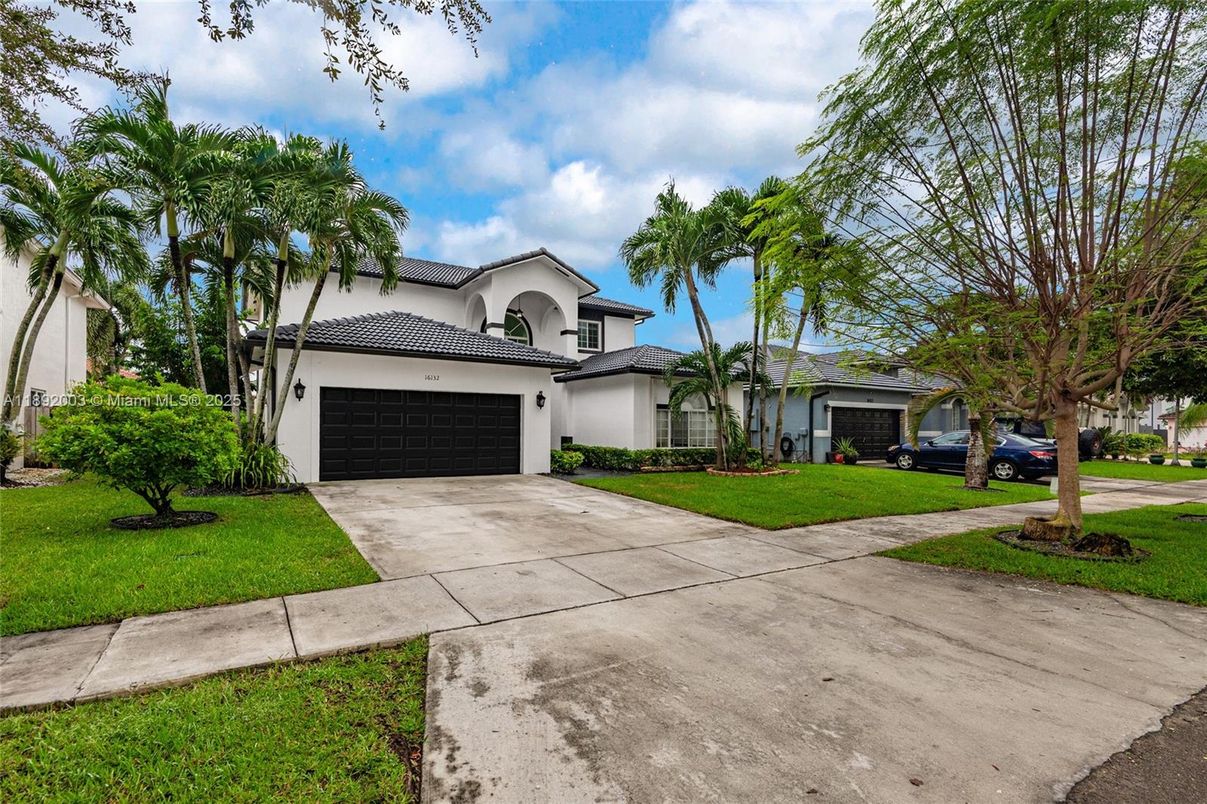 Attached, Exterior, Facade, Mediterranean