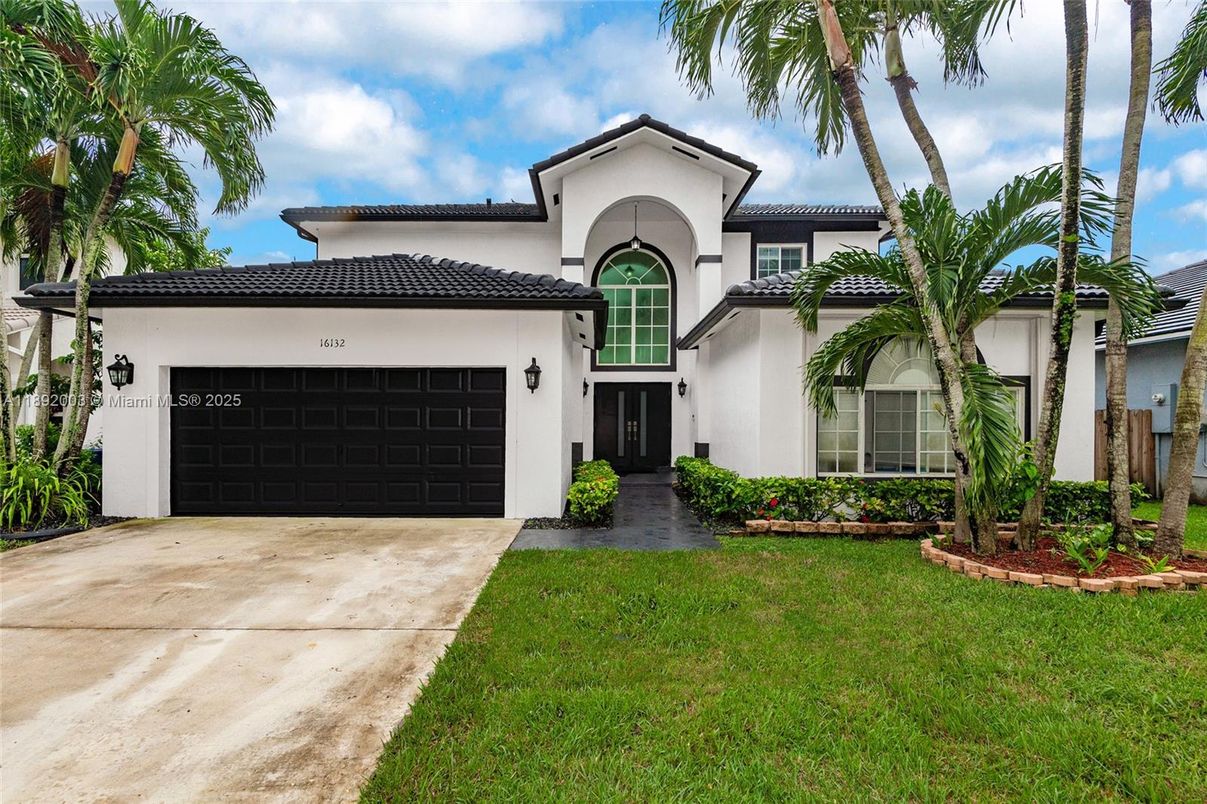 Attached, Exterior, Facade, Mediterranean