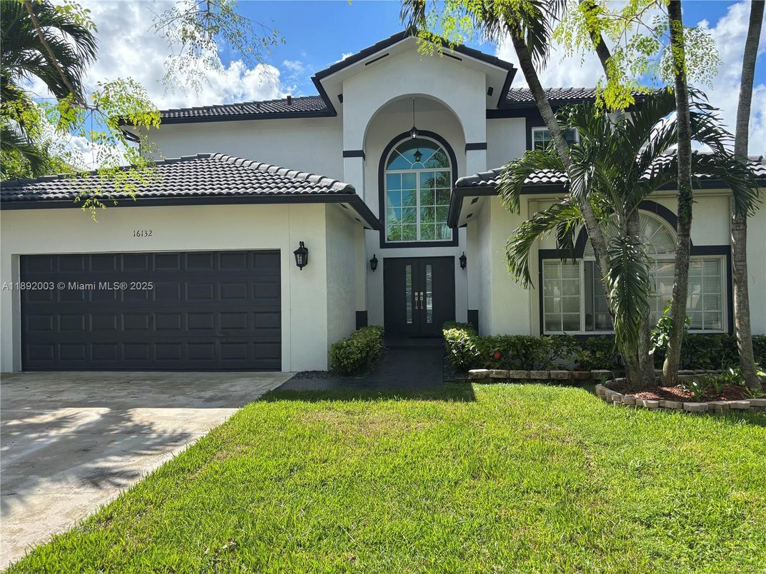 Attached, Exterior, Facade, Mediterranean