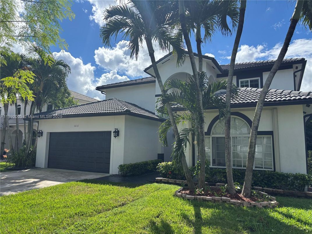 Attached, Exterior, Facade, Mediterranean