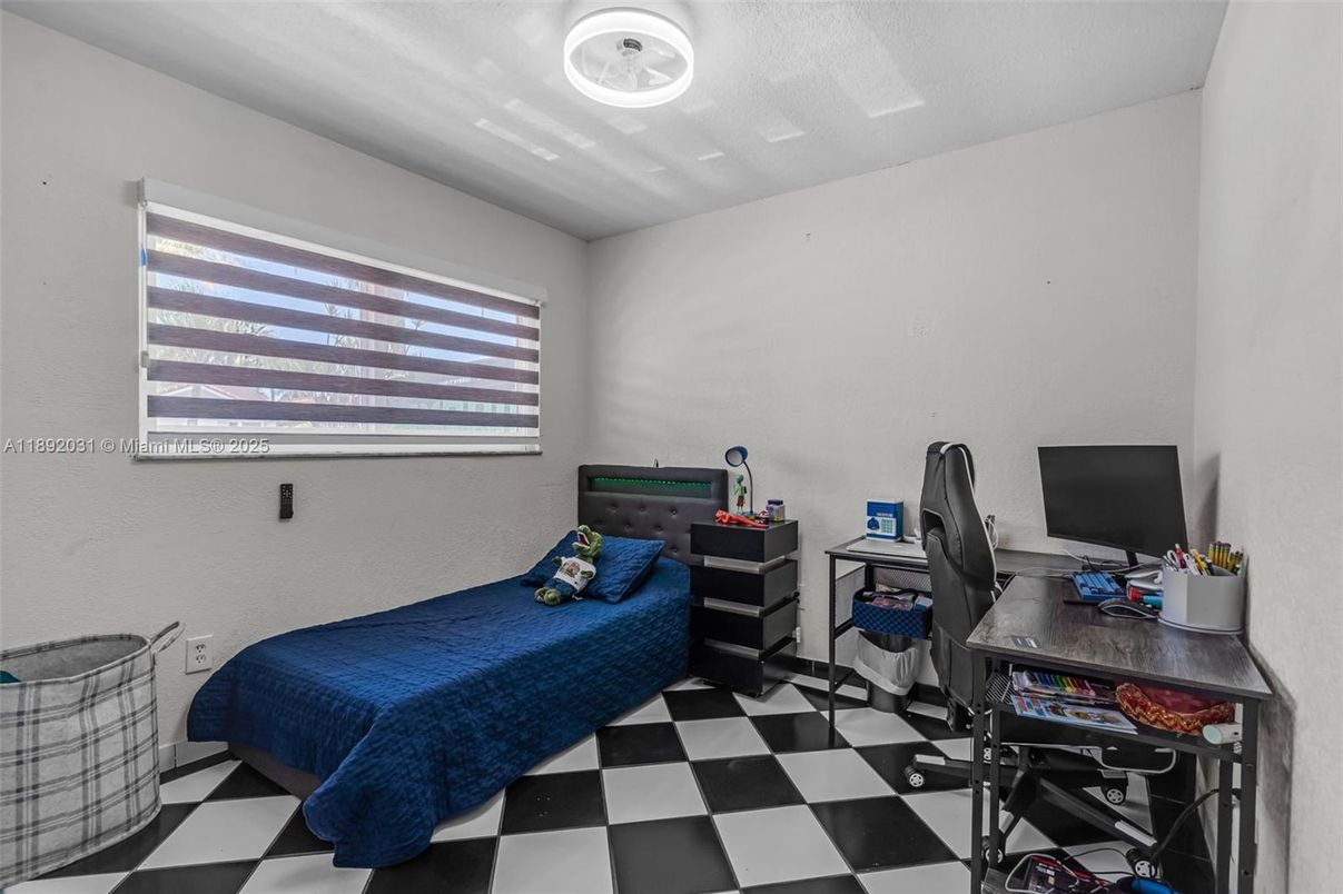 Home Office, Interior