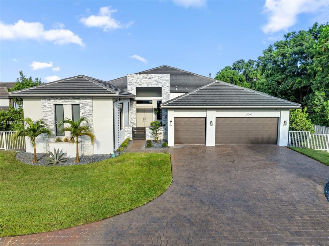 Attached, Exterior, Facade, Ranch