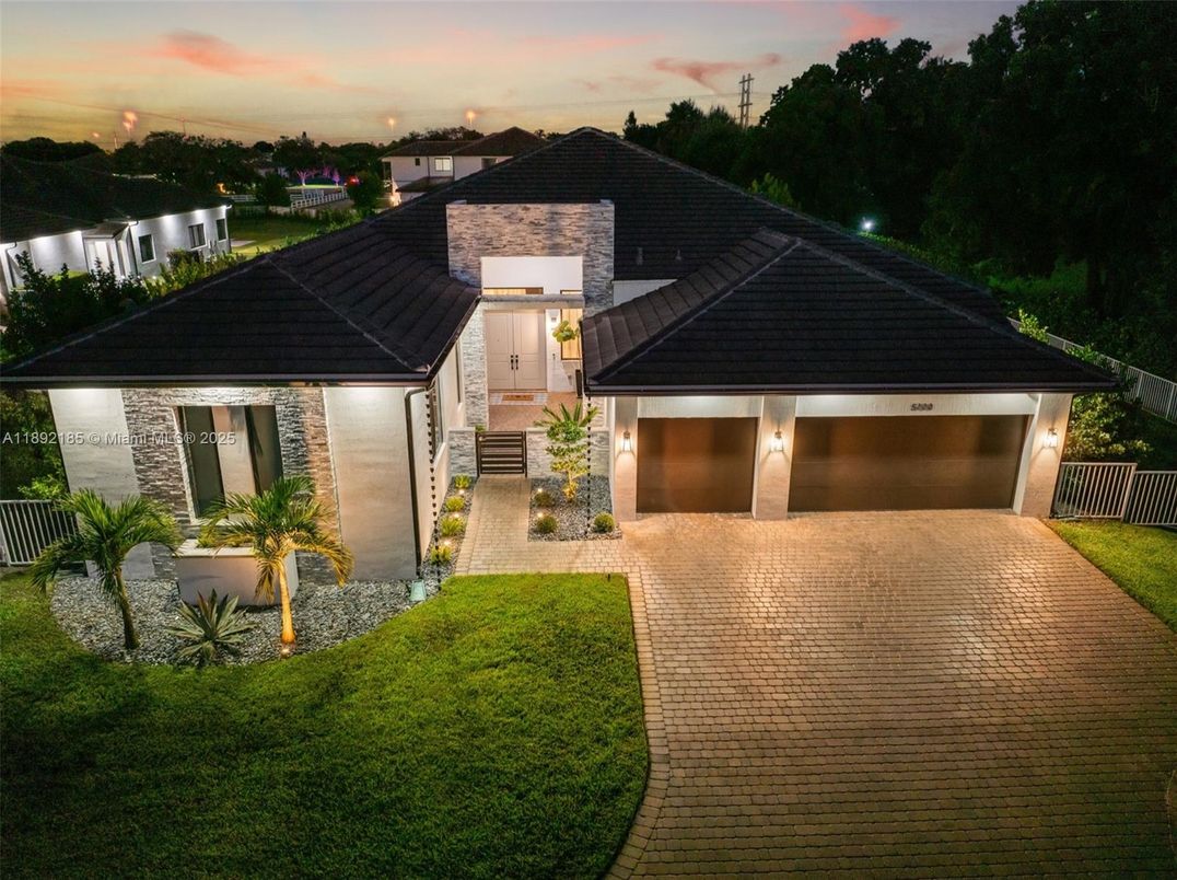 Attached, Exterior, Facade, Modern