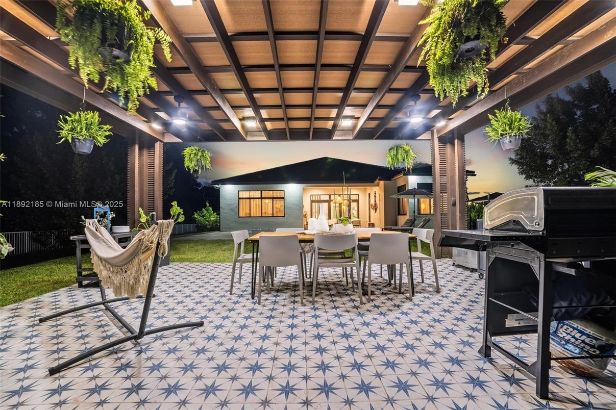 Exterior, Outdoor Kitchen