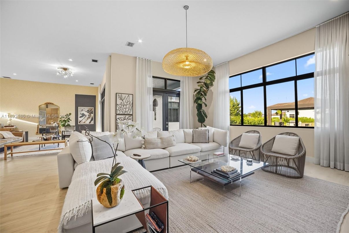 Dining room, Interior, Living room, Pendant Lights, Recessed Lighting, Wood Texture Flooring