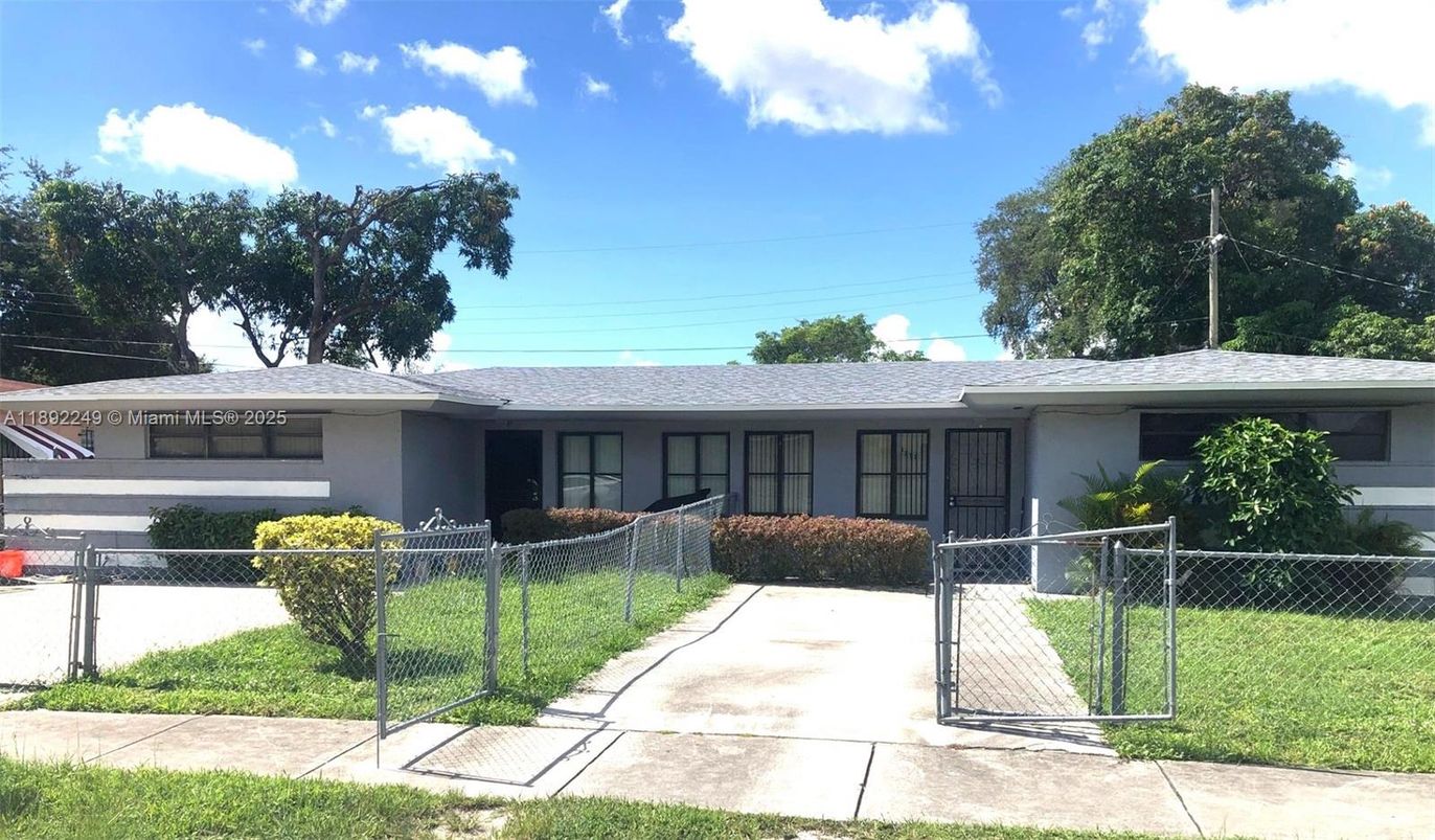 Exterior, Facade, Ranch