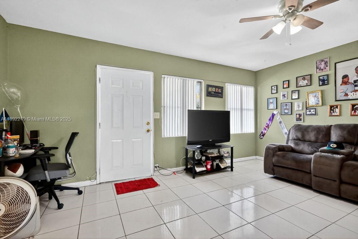 Home Office, Interior
