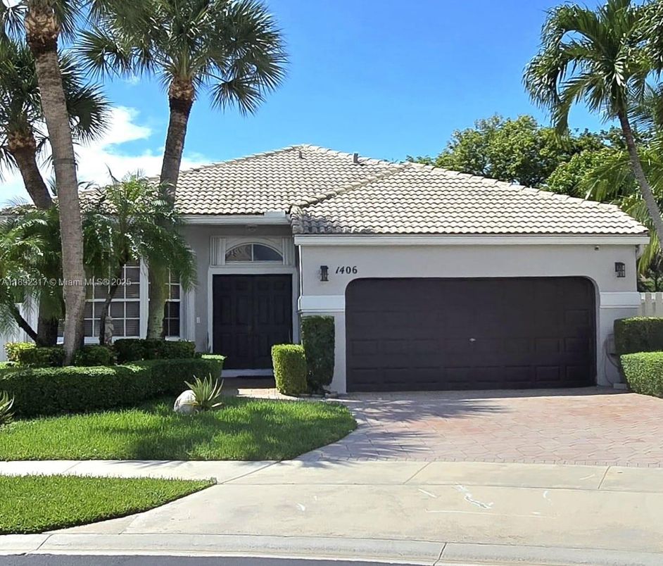 Attached, Exterior, Facade, Mediterranean