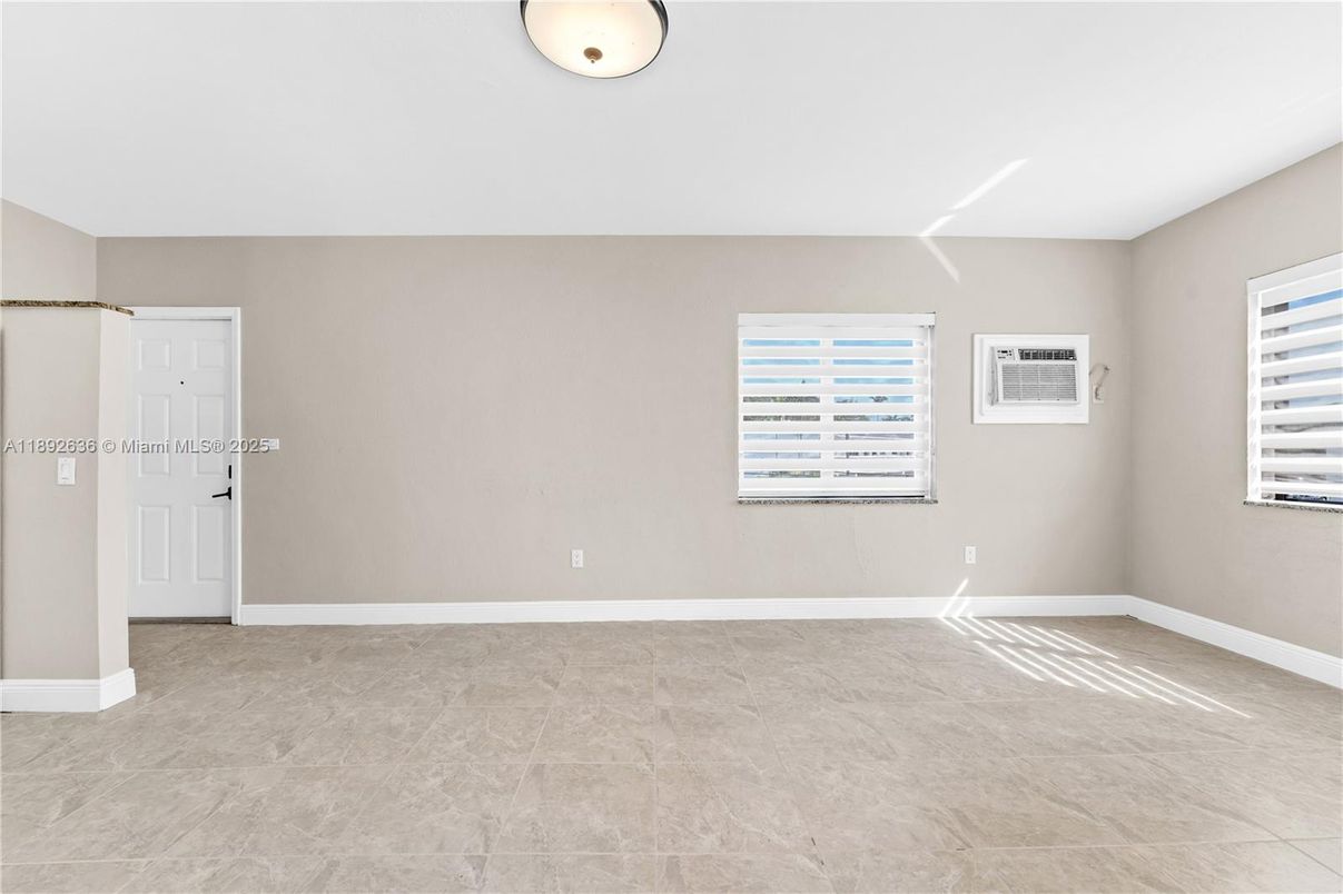 Empty room, Interior
