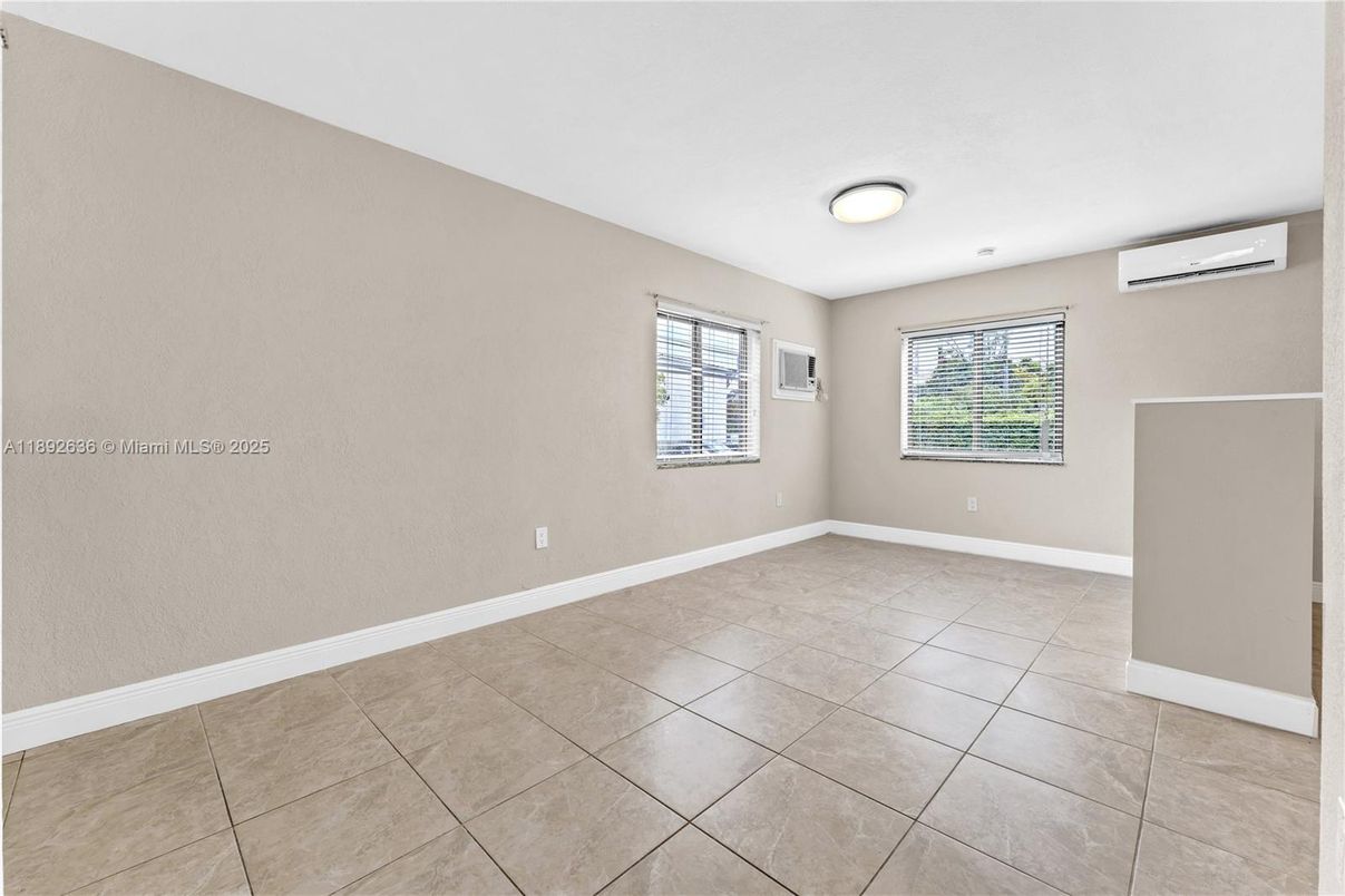Empty room, Interior
