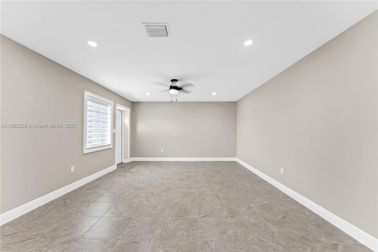 Empty room, Interior, Recessed Lighting