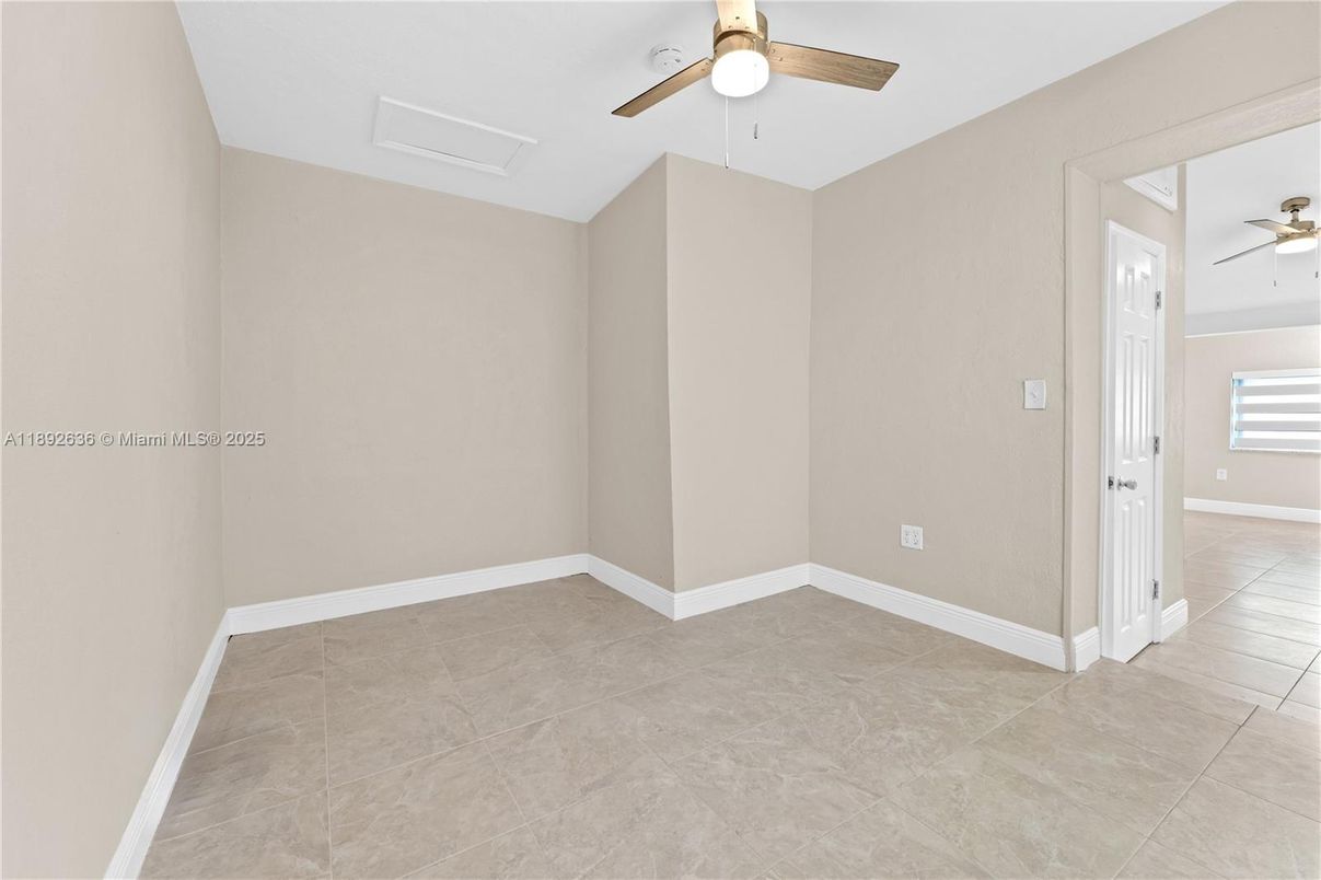 Empty room, Interior