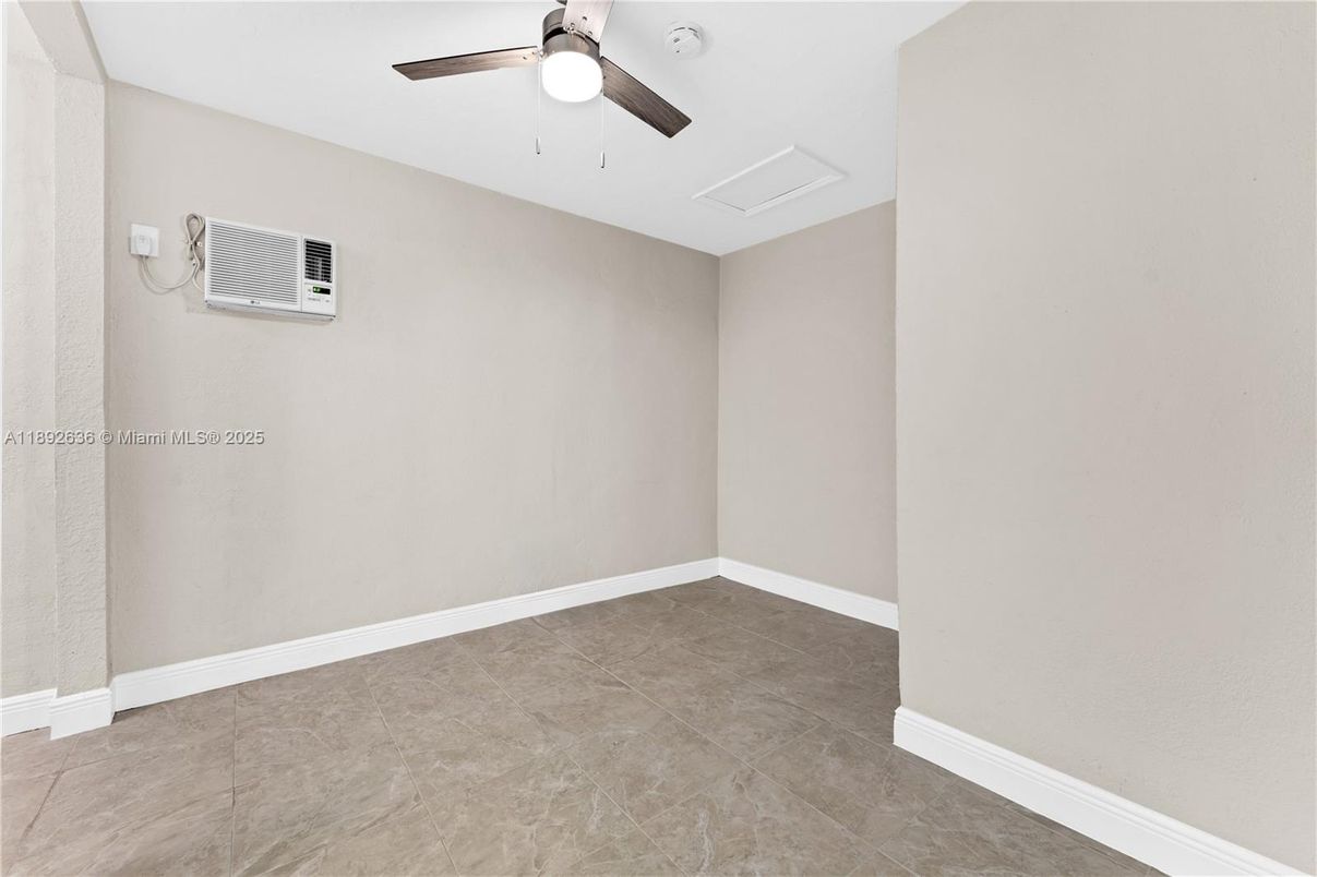 Empty room, Interior