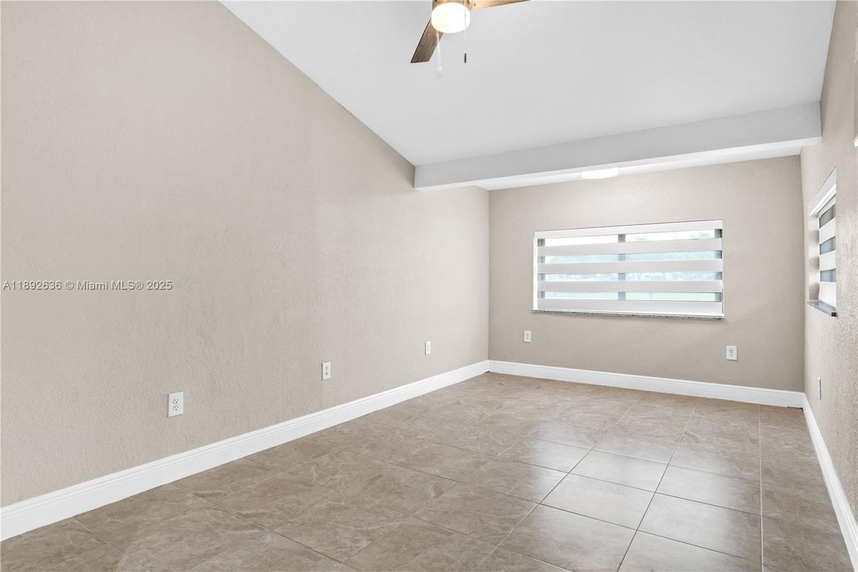 Empty room, Interior