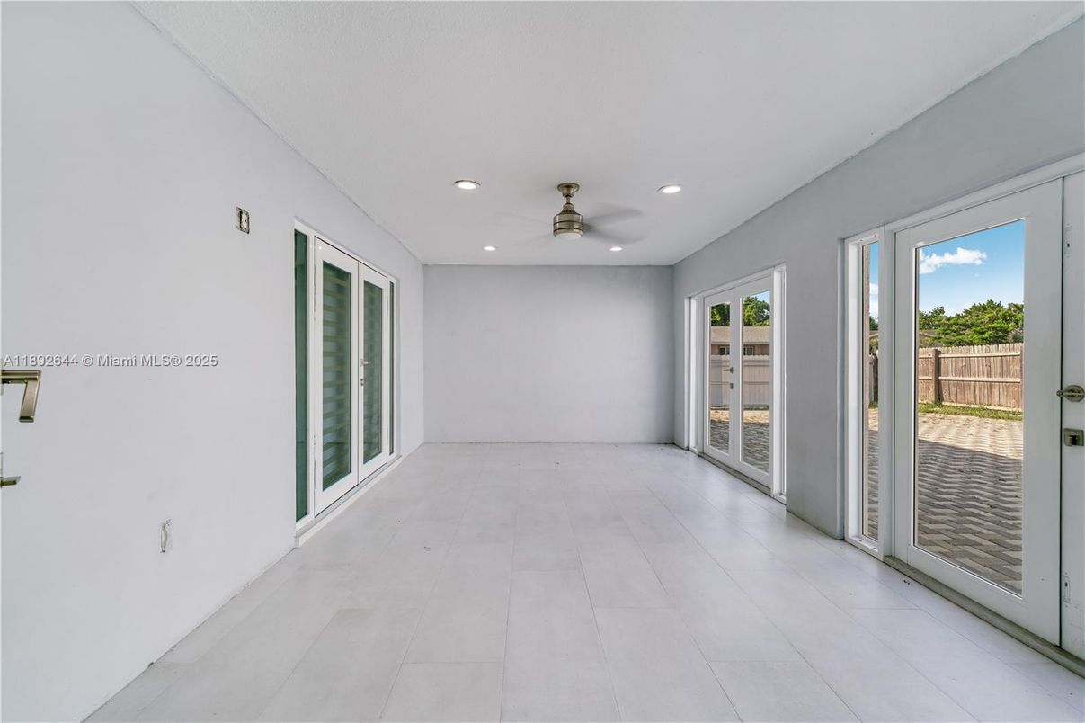 Empty room, Interior, Recessed Lighting
