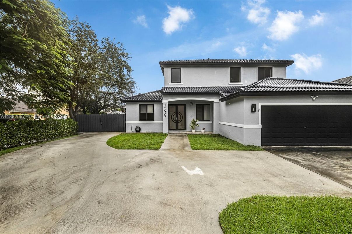 Attached, Exterior, Facade, Mediterranean