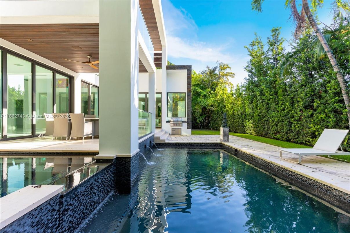 Exterior, Outdoor Kitchen, Pool