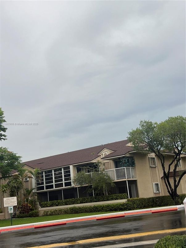 Exterior, Facade, Ranch