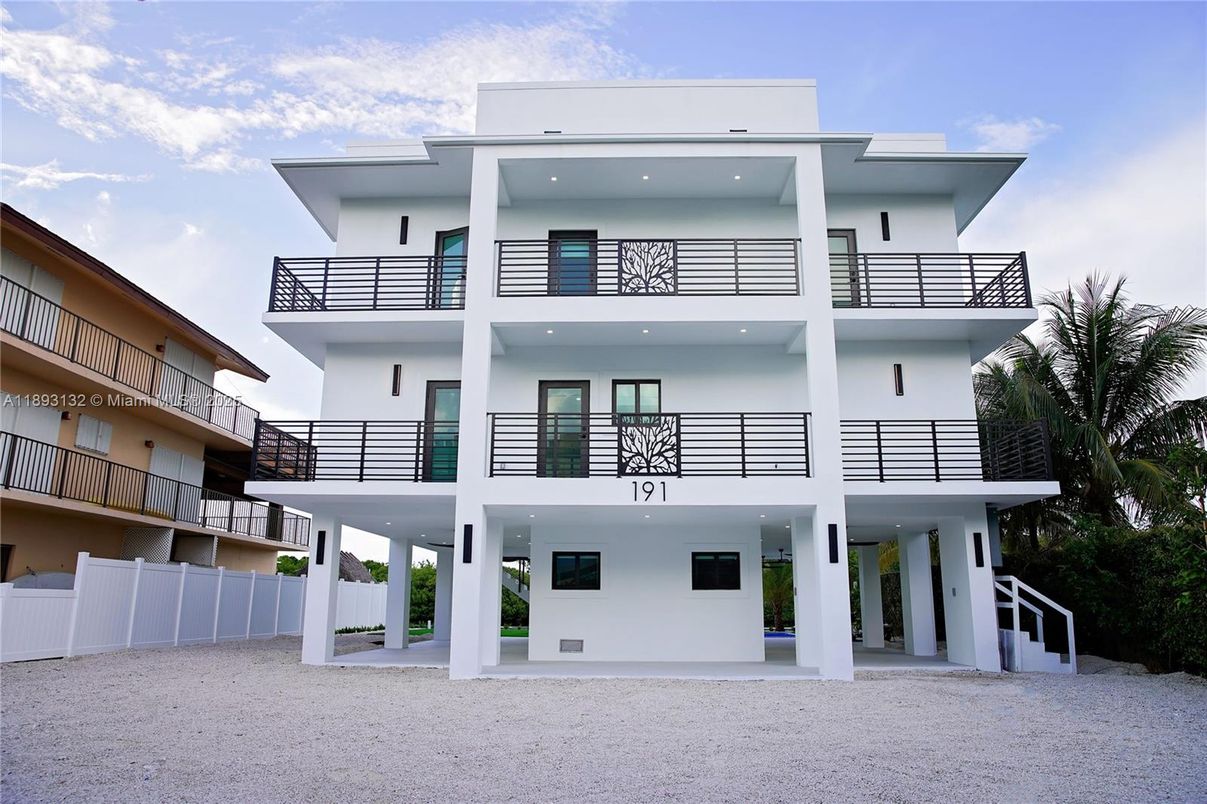 Exterior, Facade, Modern