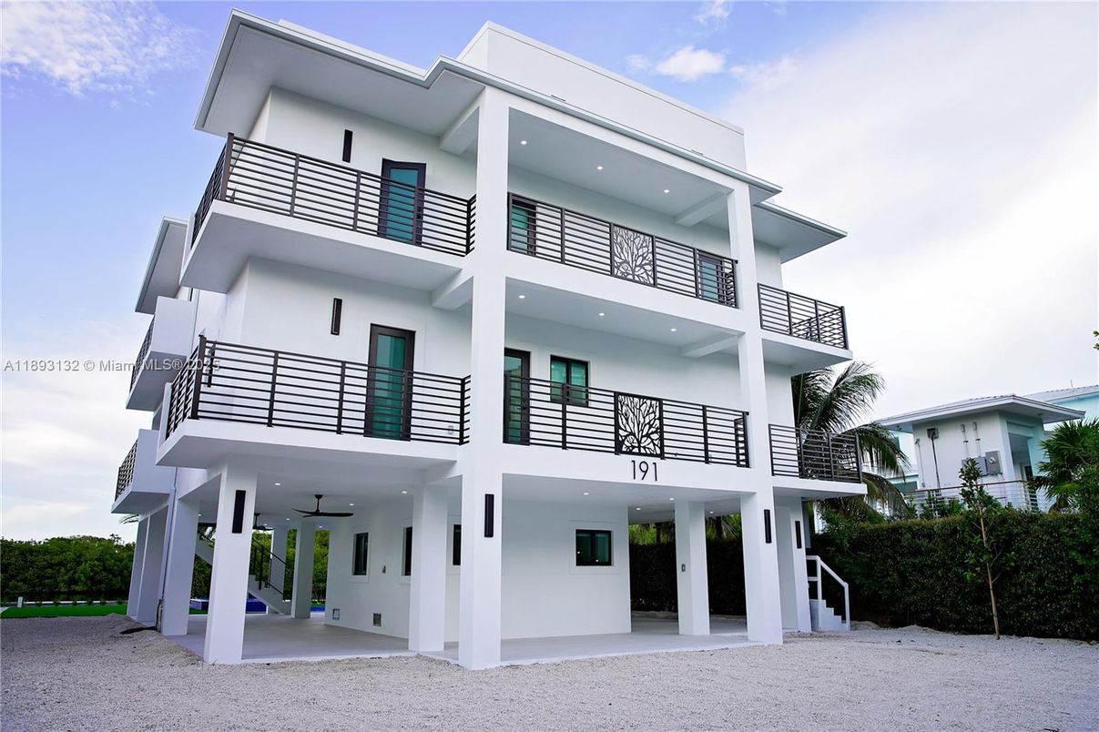 Exterior, Facade, Modern